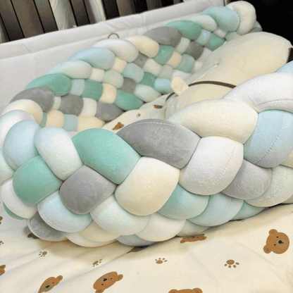 tresse-de-lit-bebe-pastel-bleu-vert-gris-dans-lit-ciel-colore
