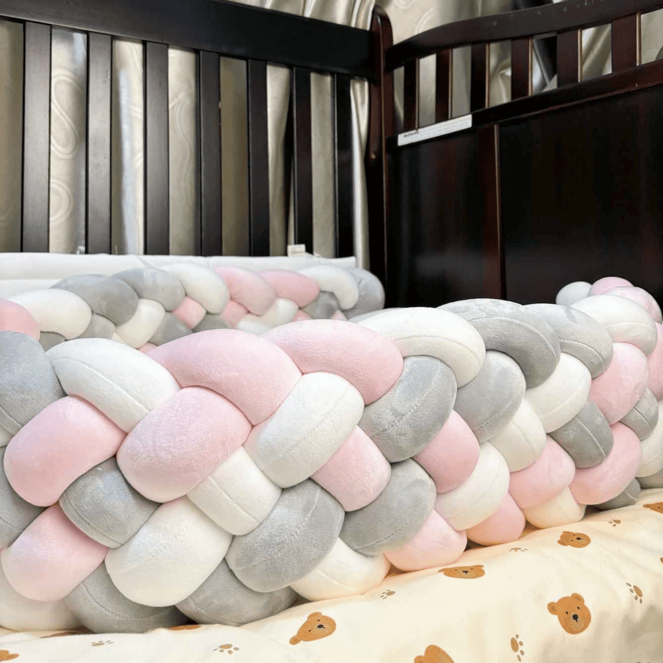 tresse-de-lit-bebe-protection-bebe-pastel-rose-gris-blanc-lit-bois-motif-ourson-lueur-douillette