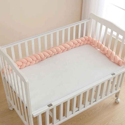 tresse-de-lit-bebe-rose-clair-berceau-blanc-chambre-douce-murmure-de-coton