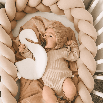 tresse-de-lit-beige-bebe-dans-lit-bebe-douceur-securite-protection-superieur