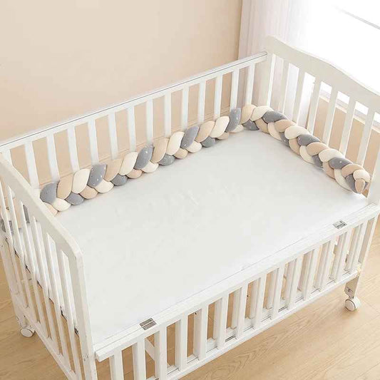 tresse de lit beige blanc et gris dans lit bebe blanc caresse d etoiles