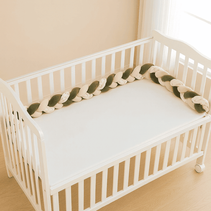 tresse-de-lit-beige-creme-et-vert-olive-dans-lit-bebe-blanc-matin-doux