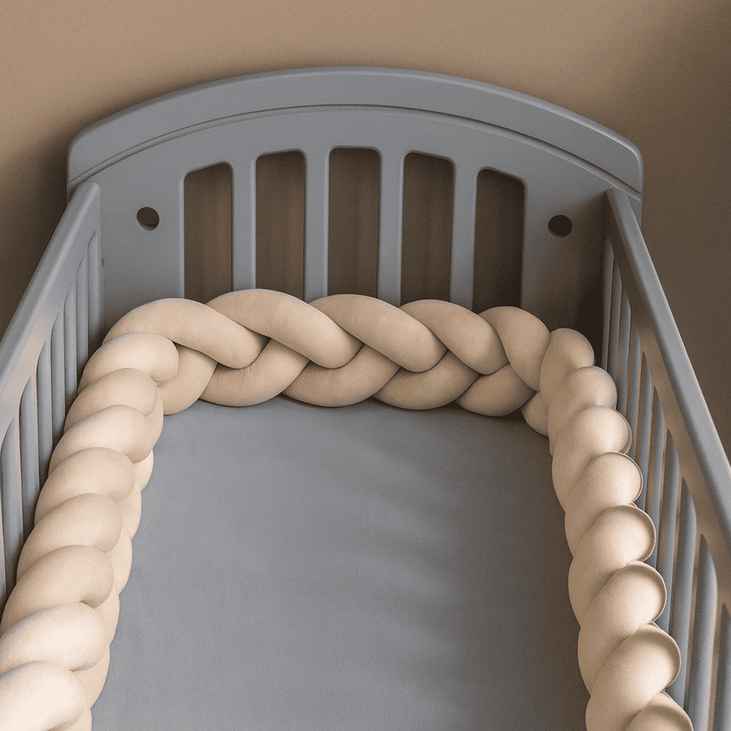tresse-de-lit-beige-installee-dans-un-berceau-gris-pour-creer-un-espace-de-sommeil-nidbeige