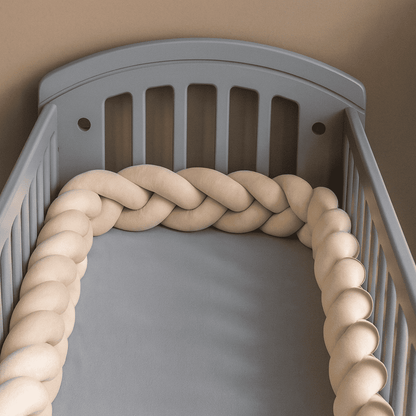 tresse-de-lit-beige-installee-dans-un-berceau-gris-pour-creer-un-espace-de-sommeil-nidbeige