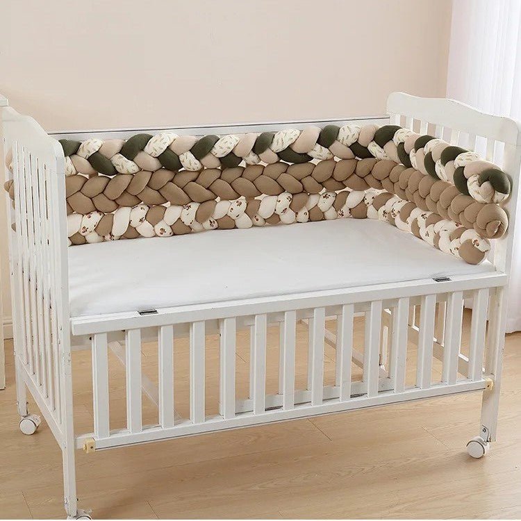 tresse-de-lit-beige-verte-et-fleurie-dans-lit-bebe-blanc-reve-d-enfant