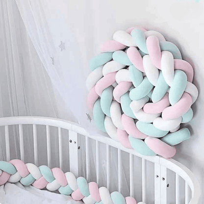 tresse de lit berceau blanc avec tresse de lit bleu clair rose blanc et coussin mural en spirale decoration nurserie douce et securisee pour bebe nurserie