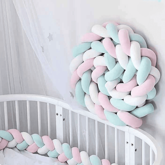tresse de lit berceau blanc avec tresse de lit bleu clair rose blanc et coussin mural en spirale decoration nurserie douce et securisee pour bebe nurserie