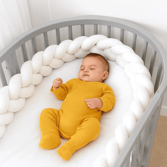 tresse-de-lit-blanche-3m-bebe-endormi-dans-berceau-gris-perla