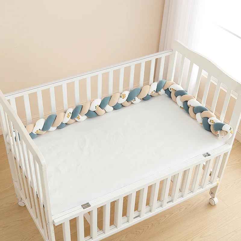 tresse-de-lit-bleu-blanc-et-beige-avec-lion-dans-berceau-gris-songe-calin