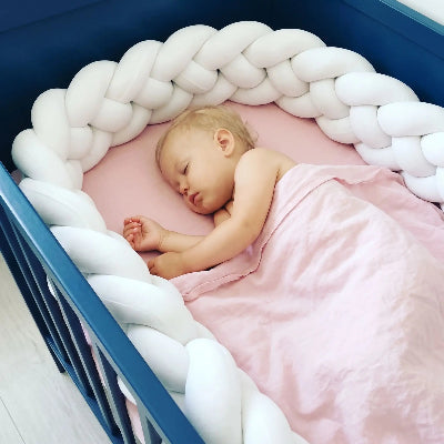 tresse-de-lit-cabane-4m-bebe-endormi-berceau-bleu-tresse-blanche-protection-douceur-DouceFeuille