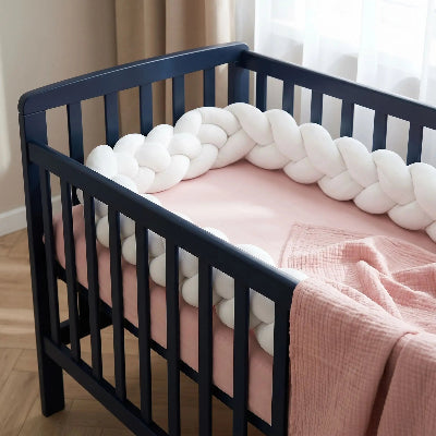 tresse-de-lit-cabane-4m-berceau-bleu-tresse-blanche-matelas-rose-nursery-confort-DouceFeuille