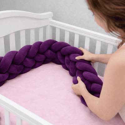 tresse-de-lit-cabane-4m-violette-installation-berceau-blanc-matelas-nurserie-DouceFeuille