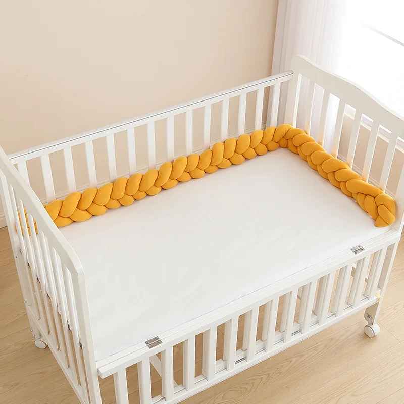 tresse-de-lit-canelle-orange-dans-lit-bebe-blanc-avec-roulettes-reve-d-enfant