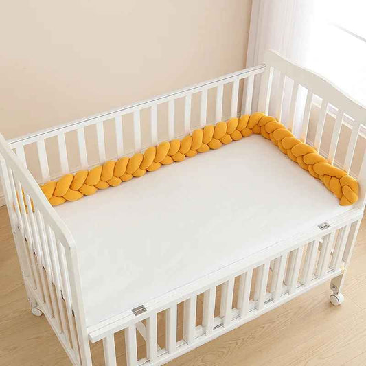 tresse-de-lit-canelle-orange-dans-lit-bebe-blanc-avec-roulettes-reve-d-enfant