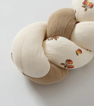 tresse-de-lit-en-ton-beige-avec-motif-fleuri-rouge-et-jaune-douce-nuit