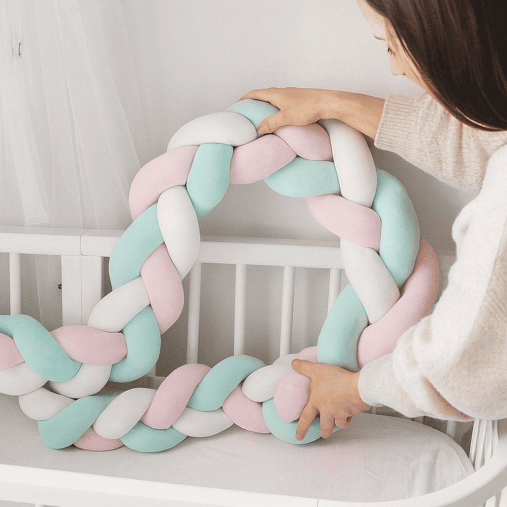 tresse de lit installation tresse de lit bleu clair rose blanc dans berceau blanc douce et sécurisee nurserie