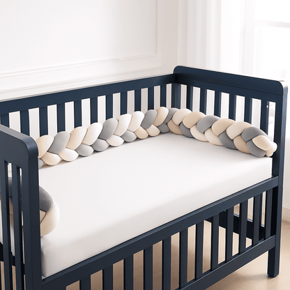 tresse de lit installee dans lit bebe bleu avec couleurs neutres caresse d etoiles