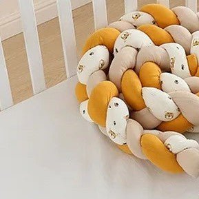 tresse-de-lit-jaune-beige-et-blanc-avec-ours-dans-lit-bebe-eveil-douceur
