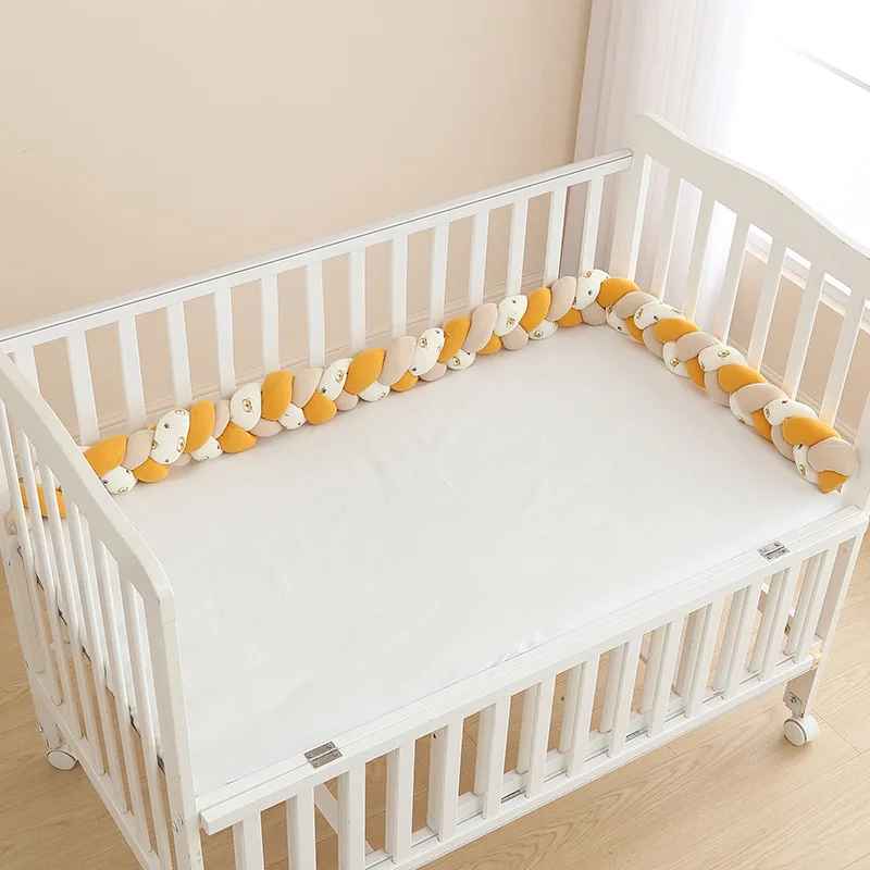 tresse-de-lit-couleur-cannelle-beige-blanc-motifs-dans-lit-bebe-blanc-eveil-douceur