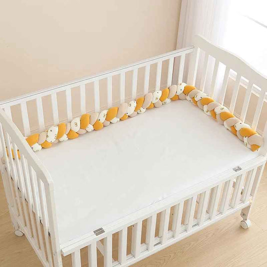 tresse-de-lit-couleur-cannelle-beige-blanc-motifs-dans-lit-bebe-blanc-eveil-douceur