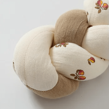 tresse-de-lit-marron-fleurie-beige-coussin-bebe-securite-confort-nuit-magique