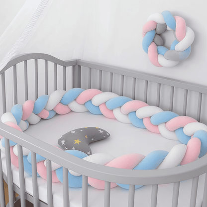 tresse-de-lit-mon-lit-cabane-couleur-bleu-rose-blanc-installe-dans-berceau-gris-nidoullet