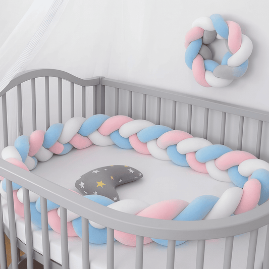 tresse-de-lit-mon-lit-cabane-couleur-bleu-rose-blanc-installe-dans-berceau-gris-nidoullet