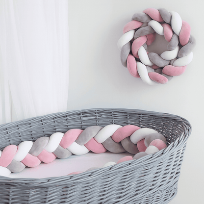 tresse-de-lit-mon-lit-cabane-rose-blanc-gris-dans-panier-gris-nuage-douillet