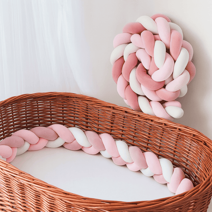 tresse-de-lit-mon-lit-cabane-rose-clair-blanc-vieux-rose-dans-panier-artisanal-en-bois