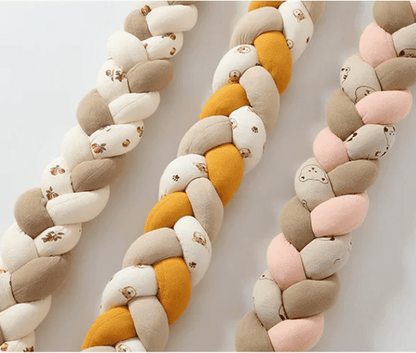 tresse-de-lit-multicolore-avec-motifs-animaux-et-fleurs-sur-fond-blanc-eveil-douceur