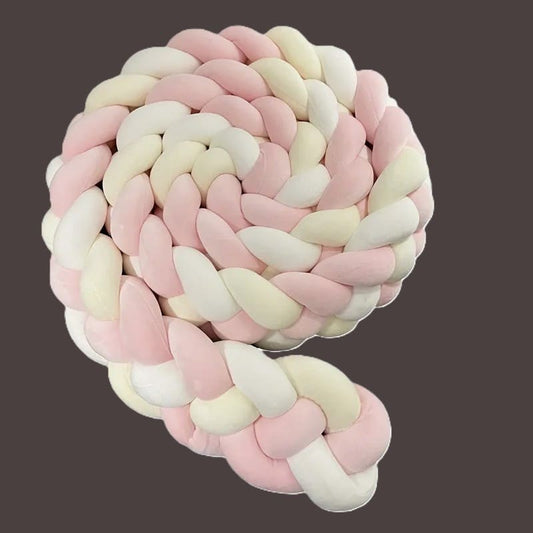 tresse-de-lit-natte-avec-quatres-brins-couleur-rose-beige-blanc-sur-fond-gris-nuitdouce