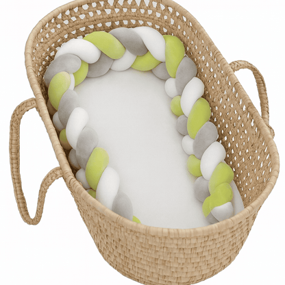 tresse-de-lit-nattee-avec-quatres-brins-de-couleur-blanche-vert-citron-gris-dans-le-couffin-bebe-douceur