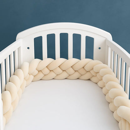 tresse-de-lit-noue-a-quatres-brins-couleur-beige-dans-berceau-blanc-securite-optimale