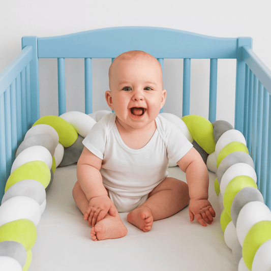 tresse-de-lit-noue-avec-quatres-brins-de-couleur-blanche-vert-citron-gris-avec-bebe-souriant-assit-dans-le-berceau-douceur