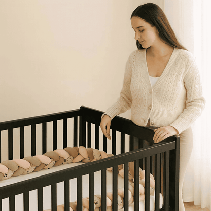tresse-de-lit-nurserie-couleurs-pastel-maman-observe-berceau-de-reves