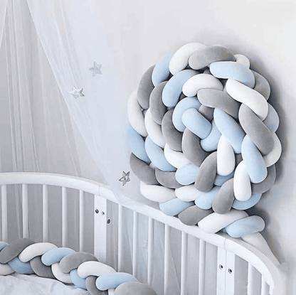 tresse-de-lit-pastel-bleu-gris-blanc-berceau-nurserie-reveuse-laperle