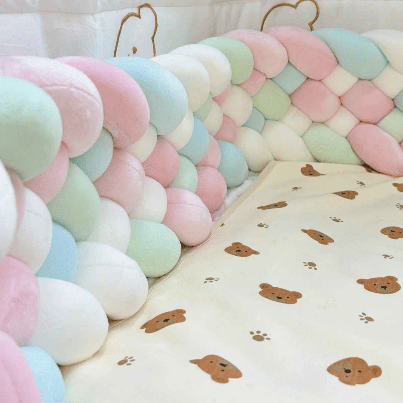 tresse-de-lit-pastel-dans-berceau-chambre-bebe-securisee-et-confortable-en-doux-coton