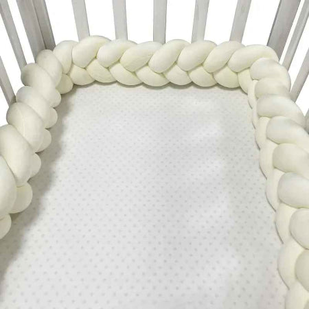 tresse-de-lit-quatre-metres-de-colore-en-blanc-lait-inatalle-dans-berceau-douce-feuille