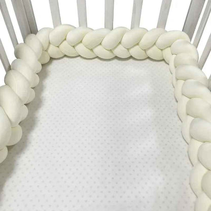 tresse-de-lit-quatre-metres-de-colore-en-blanc-lait-inatalle-dans-berceau-douce-feuille