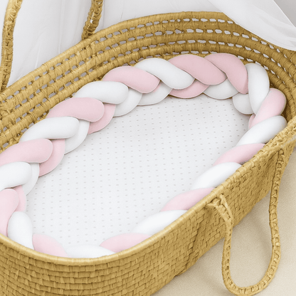 tresse-de-lit-quatre-metres-de-couleur-rose-blanc-inatalle-dans-panier-bebe-doucefeuille