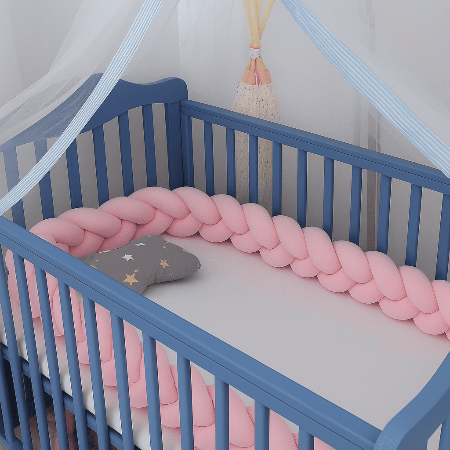 tresse-de-lit-quatre-metres-de-couleur-rose-inatalle-dans-berceau-bleu-douce-feuille