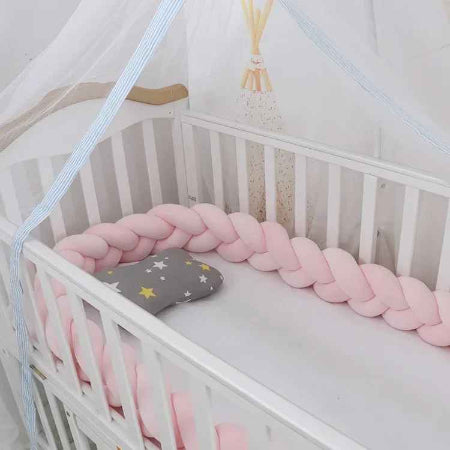 tresse-de-lit-quatre-metres-de-couleur-rose-inatalle-dans-lit-bebe-douce-feuille