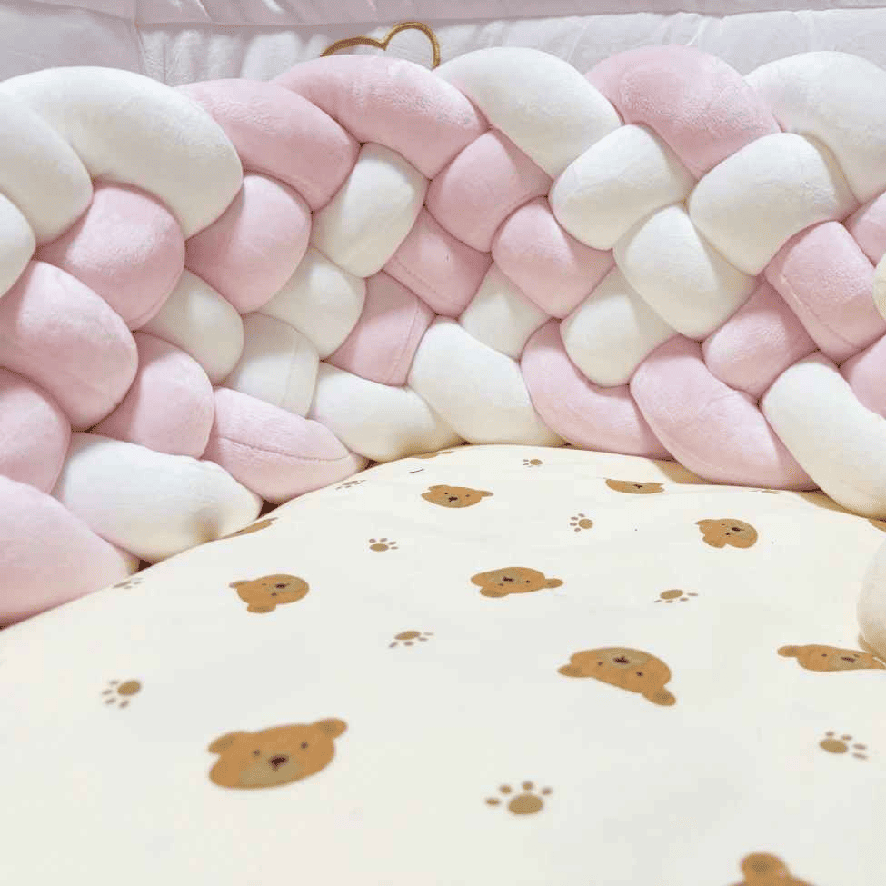 tresse-de-lit-rose-blanc-dans-berceau-bebe-avec-tour-de-lit-motif-ourson-doux-coton