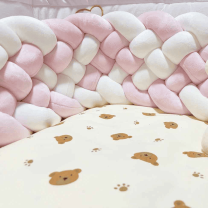 tresse-de-lit-rose-blanc-dans-berceau-bebe-avec-tour-de-lit-motif-ourson-doux-coton