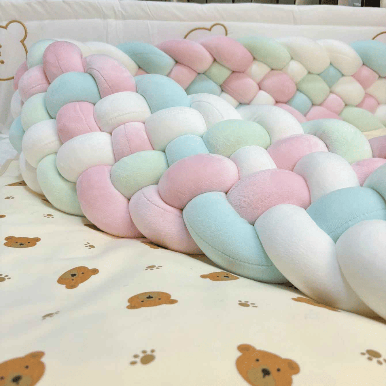tresse-de-lit-rose-bleu-vert-blanc-coussin-dans-lit-bebe-matelas-ours-patte-douceur-doux-coton