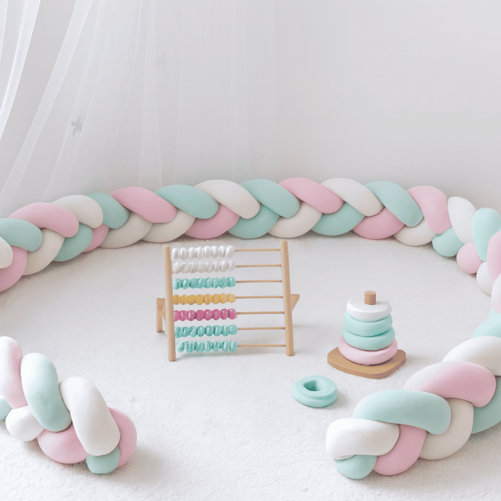 tresse de lit terracotta 3m aire de jeu bébé pastel avec tresse de lit abacus en bois et jouets éducatifs dans un berceau blanc choux