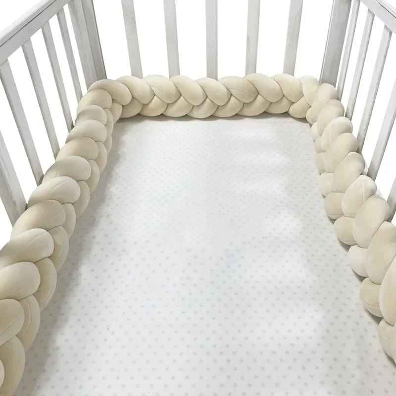 tresse-de-lit-trois-metres-de-couleur-beige-clair-dans-berceau-gris-etoilenid