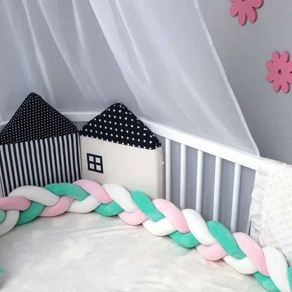 tresse-de-lit-trois-metres-de-couleur-rose-blanc-vert-place-dans-berceau-coconou