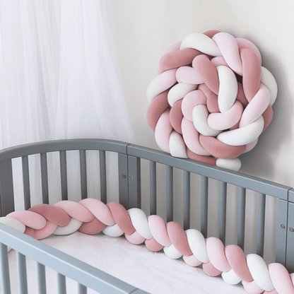 tresse-de-lit-trois-metres-rose-blanc-vieux-rose-dans-berceau-gris-nidbebe