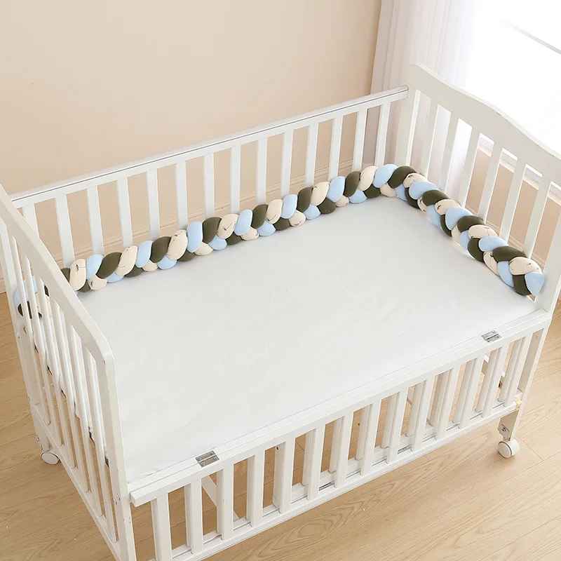 tresse-de-lit-vert-menthe-beige-bleu-ciel-dans-berceau-blanc-douce-nuit